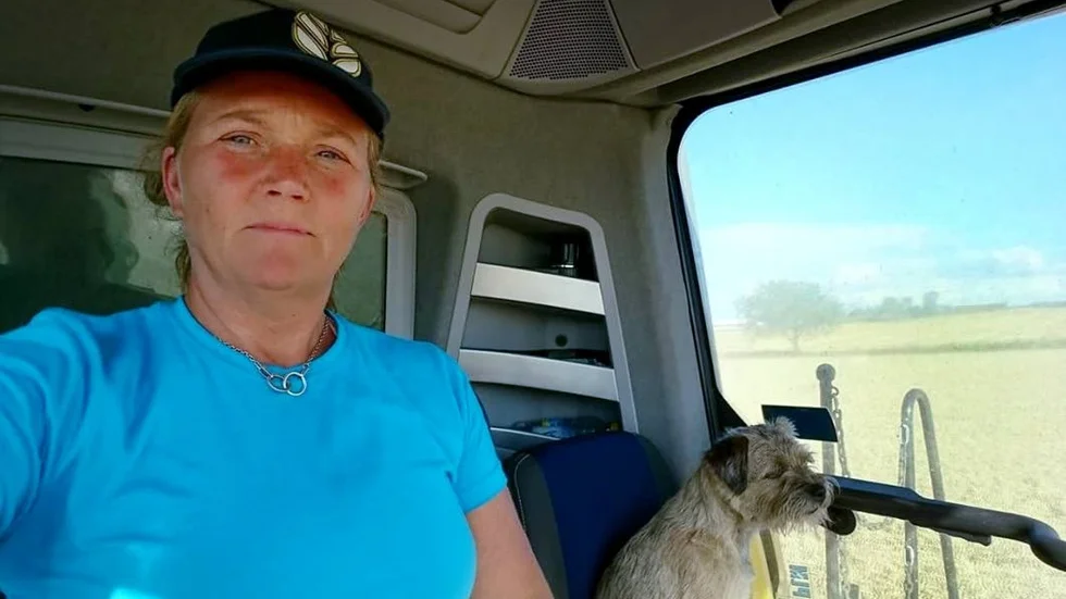 Västra delarna av Östergötland har klarat sig bättre från torkan än andra delar av länet. Men Jeanette Blackert i Skänninge räknar ändå med en mindre skörd än vanligt.