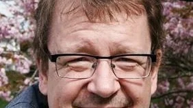 Pierre Edström (L) vill få svar om vaccinationsskydd.
