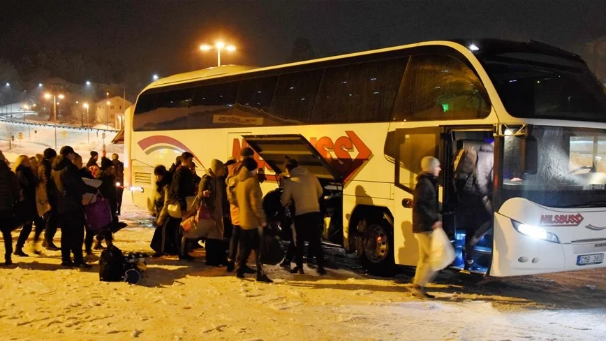 Tidigt på måndagsmorgonen klev 41 ungdomar och 5 ledare på bussen inför skidresan till Romme. Foto: Morgan Karlssson