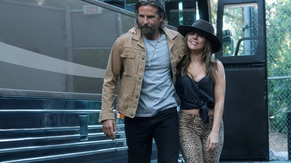 Jackson Maine (Bradley Cooper) är en stjärna på dekis men när han träffar servitrisen Ally (Lady Gaga) ser det ljusare ut.