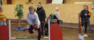 14-åringarna arrangerar hopptävling – med käpphästar