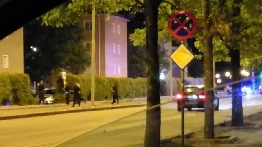 Polisen omringade den knivbeväpnade mannen.