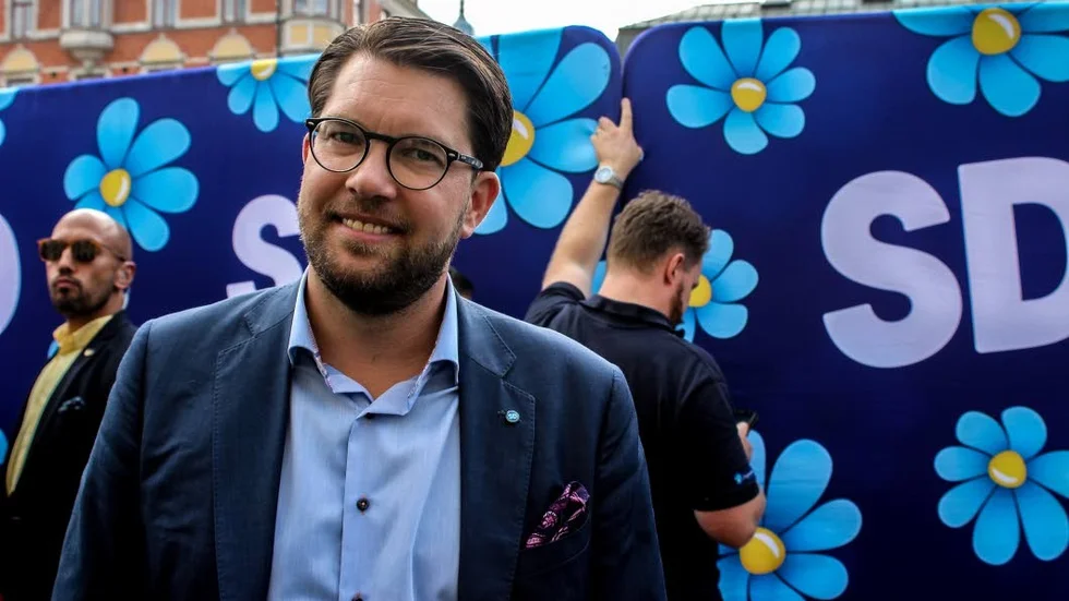 Partiledaren menar att poliser själva ska få avgöra var den extra kameraövervakning Sverigedemokraterna budgeterat för ska ske.
