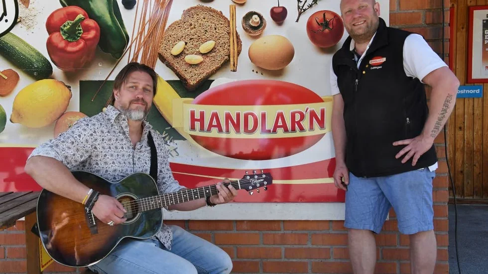 Dagens musikaliska underhållare Kalle Sellbrink och butiksägare Mattias Sand.
