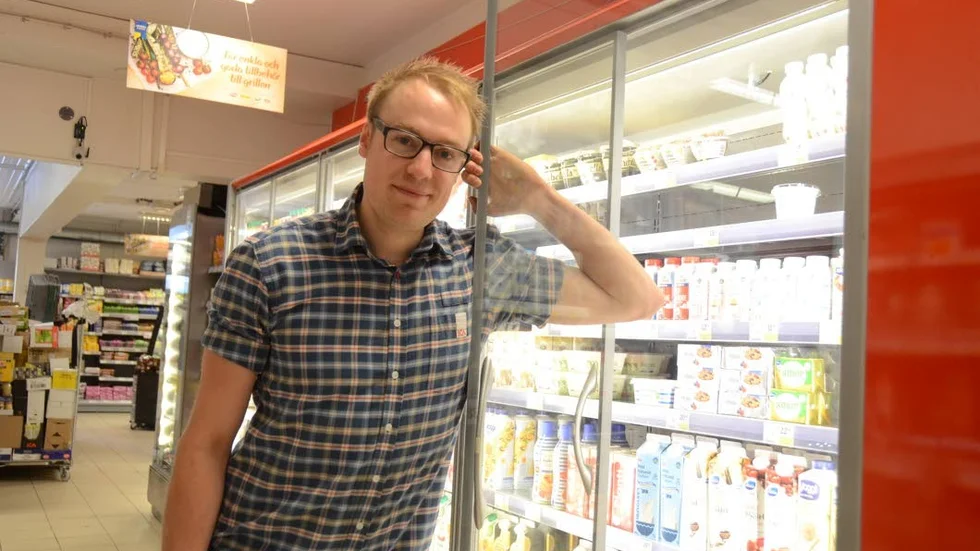 Simon Isaksson har drivit Ica-butiken i Storebro i 2,5 år. Nu gör han sin största investering hittills i affären.
