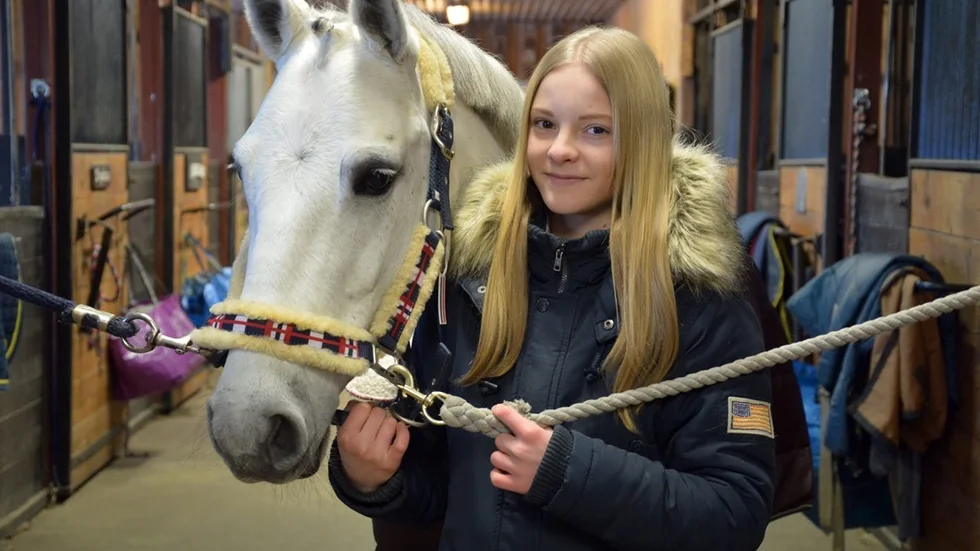 Som en av fyra ryttare i Sverige i C-ponnyklassen har Vimmerbytjejen Saga Passmark, 15, och hennes Almeida kvalificerat sig för finalen i Prins Carl Philips Pris på Friends Arena i slutet av november.
Foto: Ossian Mathiasson