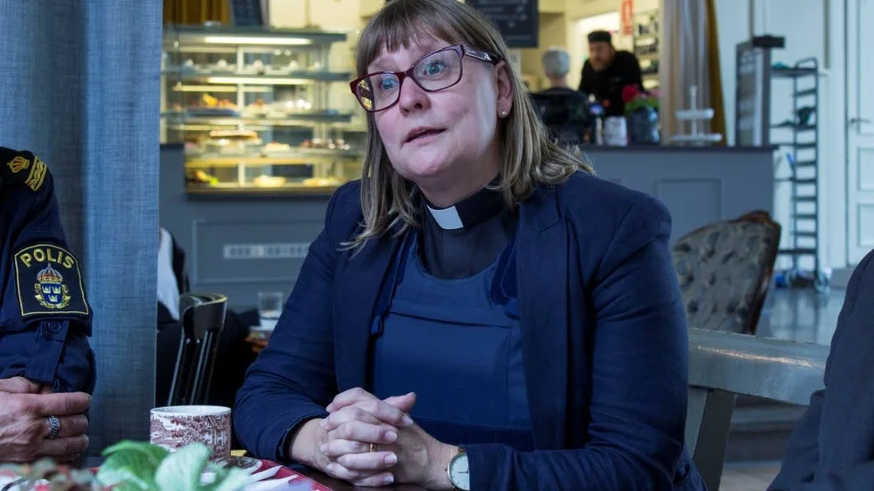 Linköpings "blåljuspräst" Anna-Carin Gabelic hade sin första dag på jobbet. Hon menar att det är viktigt att hjälpa varandra i samhället. "Vi lever i en märklig tid och är många egofixerade och har svårt att förstå att vi måste dela med oss i samhället", säger hon.