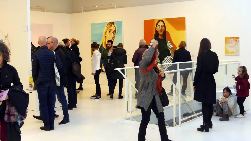 Färgstarka porträtt. Galerie Forsblom med måleri av Jenni Hiltunen.