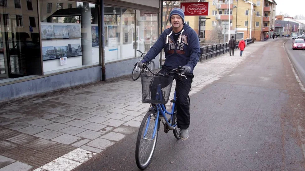 Stig Ross, Mjölby: – Det finns gott om cykelvägar och jag cyklar alltid – cirka 30 mil i månaden. Förr när jag bodde i Skänninge cyklade jag till Mjölby. Bilen lånar jag ut till grabben. Bästa cykelvägen är den mellan Mjölby och Mantorp. Jag önskar mig en cykelväg runt Vättern.