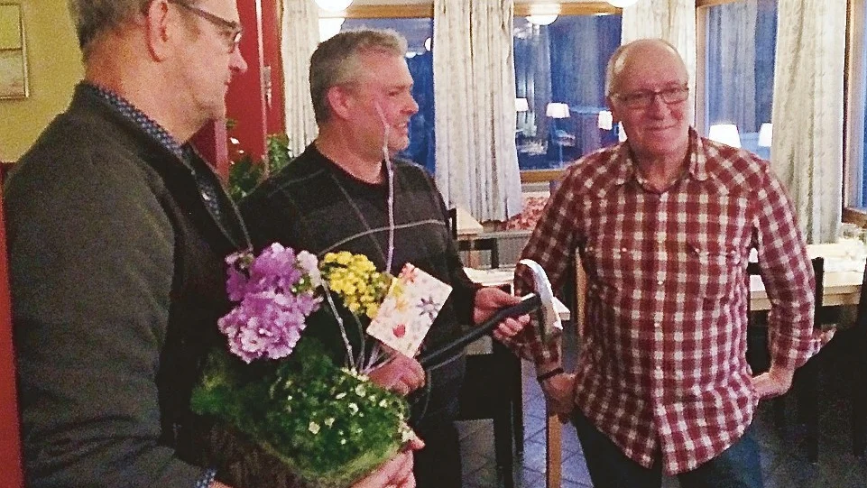 Bertil Leander (till höger) avtackades av kollegorna Christer Johansson och Magnus Andersson. Foto: Privat