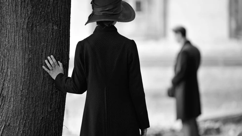 "Vad skulle sanningen åstadkomma?" undrar en präst när tyska Anna biktar sig. "Frantz" ställer komplicerade frågor kring rättfärdiga lögner i ett Tyskland efter första världskriget.