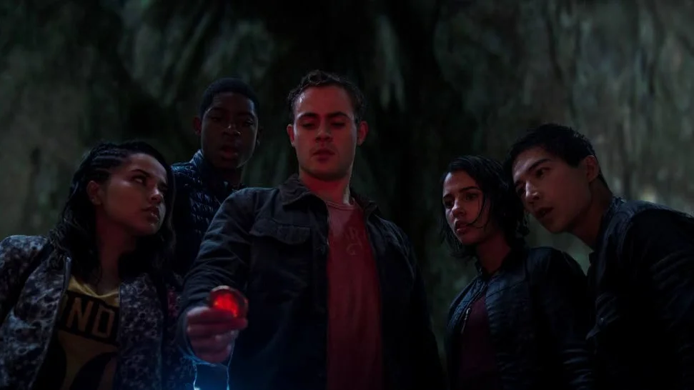 Fem disparata tonåringar (Becky G, RJ Cyler, Dacre Montgomery, Naomi Scott och Ludi Lin) hittar magiska mynt som kan förvandla dem till superhjältar, i "Power Rangers".