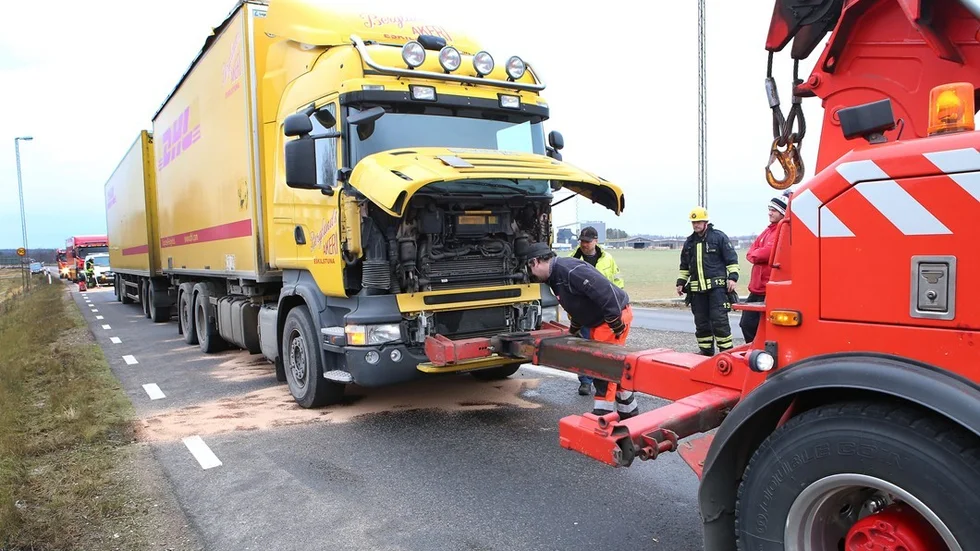 Lastbilen bärgades direkt från platsen. Foto: Roelof Stroetinga