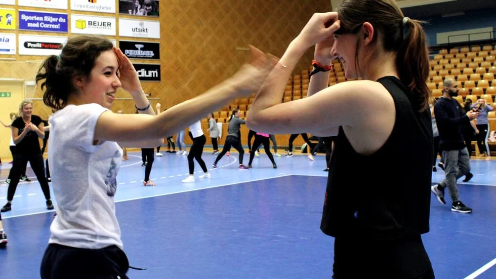Mathilde Duchesne angriper Candine Lefevre som skyddar sig med armarna.