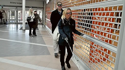 De taktila plattorna hjälper vita käppen på rätt, men den intilliggande kullerstenen förstör funktionaliteten.