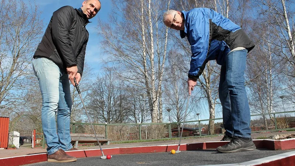 Martin Metin Brahim tar sikte på att utveckla minigolfen i Valla. Tidigare ägaren, Janne Fredriksson, finns med på ett hörn.