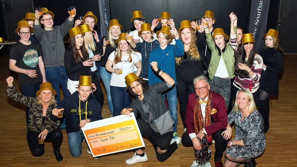 Guldhatt på. Klass 9B tillsammans med bankens Helén Andersson och Jörgen Petersson.