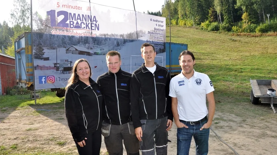 Paret Åsa Jansson och Johan Larsson, marknadschef respektive VD på Tolvmannabacken AB, flankerar Jonathan Bexell och Fredrik Borg, som för dagen arbetade med slyröjning kring nedfarterna. I bakgrunden kan vi skymta slalombacken som mäter 650 meter och har en fallhöjd på 140 meter. Längsta backen av de sex nedfarterna, är Familjebacken som mäter 1 200 meter. Foto: Alf Wesik