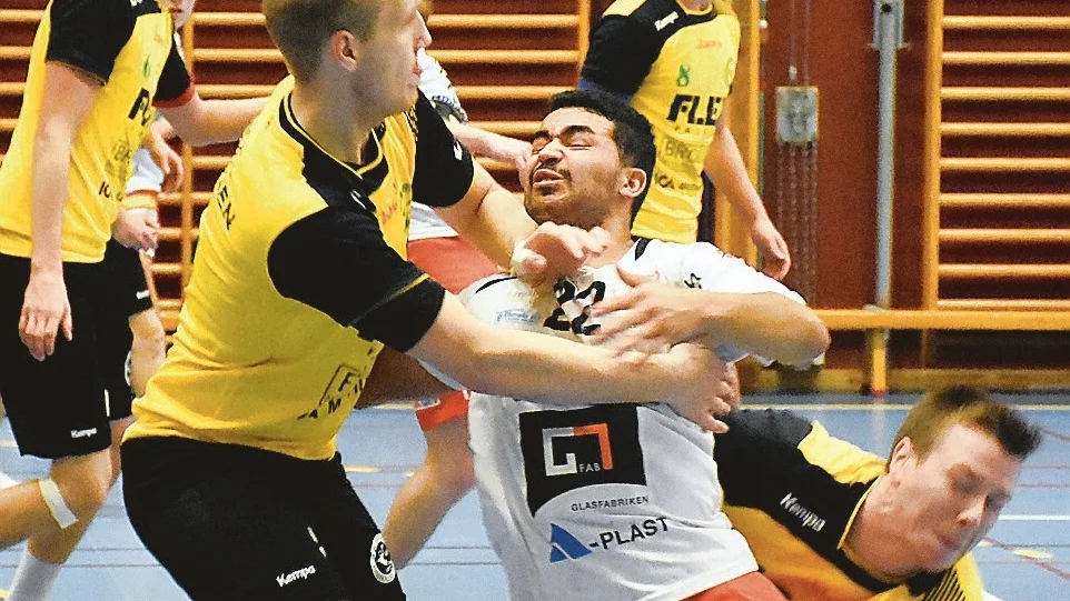 Stopp! Tunga duon Erik Schultz och Albin Nilsson tar hand om Hohultslätts Jonathan Axelsson. Kollegorna i mittförsvaret, Robin Löfstedt och Albert Johansson, övervakar. Foto: Micael Rundberg