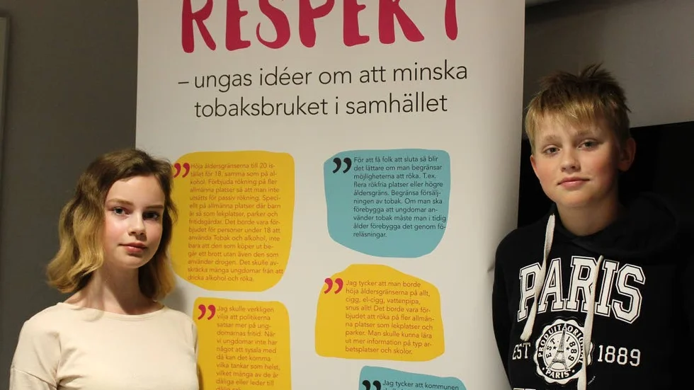 Gro Hässler och Olle Almén går i sjunde klass på Tokarpsskolan. Här poserar de framför några av alla förslag för att minska tobaksanvändningen.
