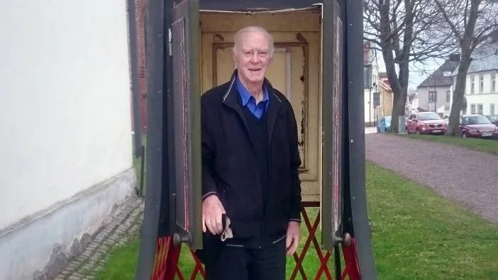 Minibibliotek. Sten-Åke Andersson vill att den gamla telefonkisken inreds med bokhyllor fyllda med böcker. Om telefonkiosken inte används är risken stor att den försvinner.