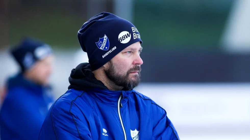 Mattias Sjöholm fortsätter som IFK Motalas huvudtränare och in i tränarstaben kommer Magnus Brodén som spelarutvecklare. I staben finns även Björn Beckne och Stefan Lönn.