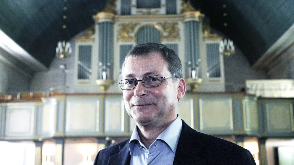 Organisten Birger Marmvik, uppväxt i Motala, har spelat på Notre-Dames orgel fyra gånger. Här står han framför orgeln i Motala kyrka.