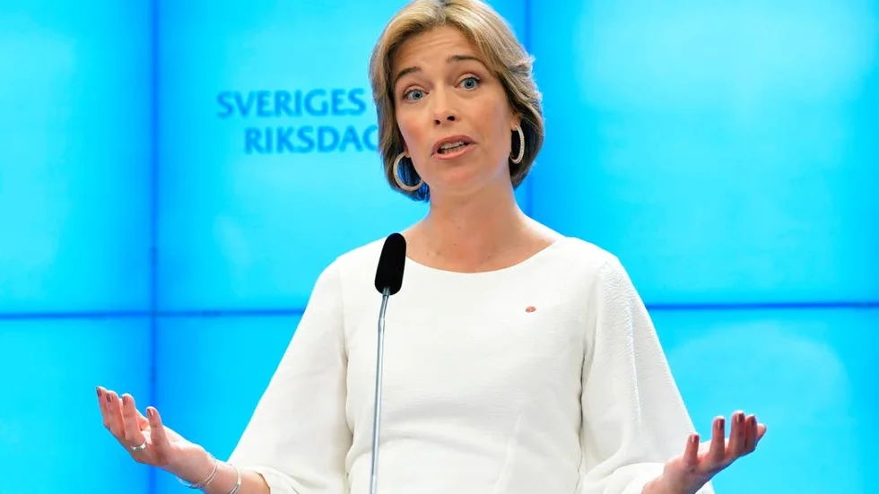 Socialförsäkringsminister Annika Strandhäll (S) ifrågasätts för avsättandet av Försäkringskassans generaldirektör Ann-Marie Begler.
