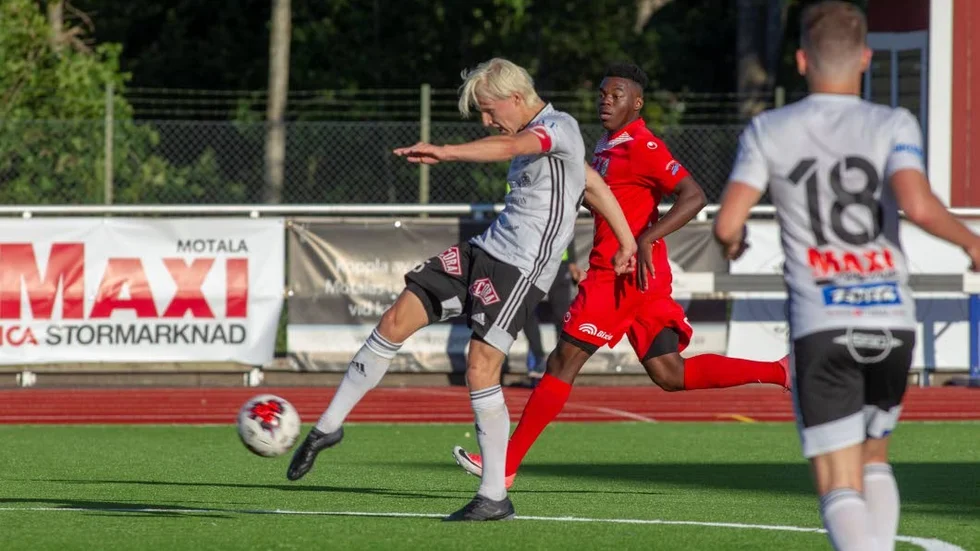 Simon Karlsson avlossar ett skott mot AFK Linköping.