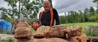 Han tillverkar bilar - med motorsåg
