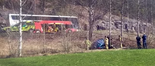 Personbil i träd - brinner
