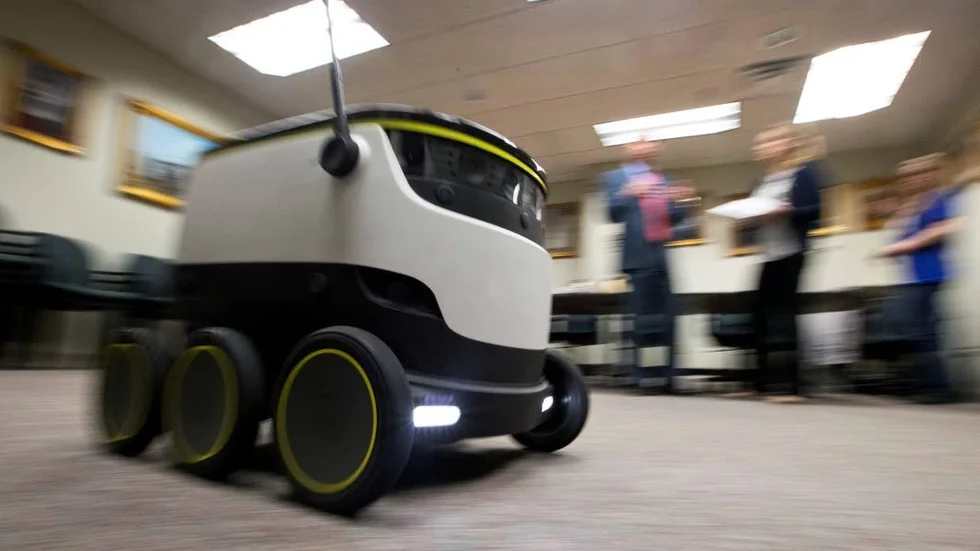 En robot från företaget Starship Technologies testas i syfte att förändra sättet som paket levereras på.