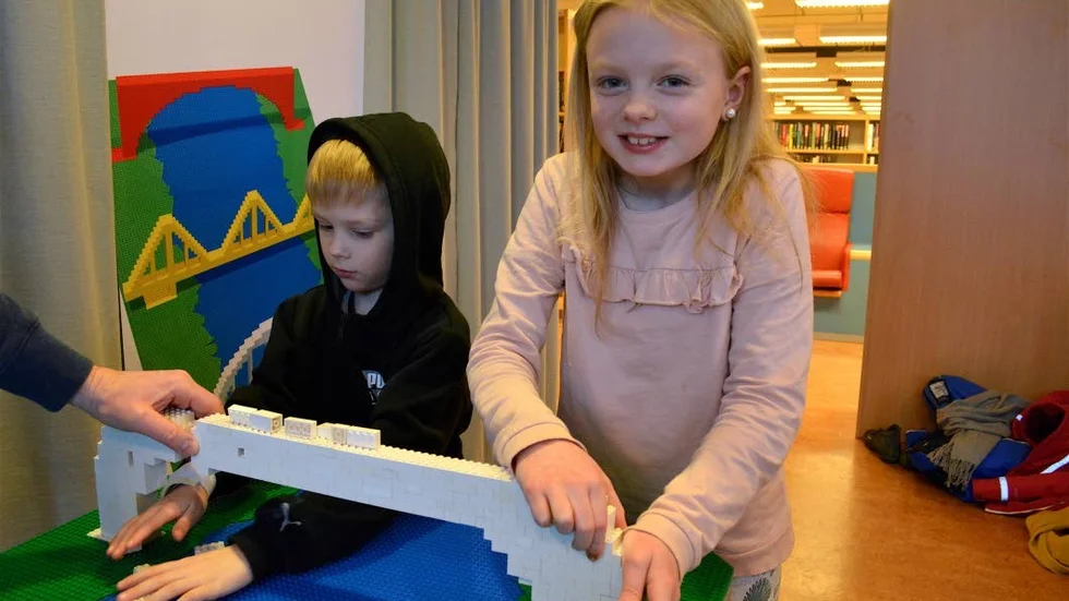 Bosse och Signe Böttinger konstruerade en bro. Pappa ger en hjälpande hand.