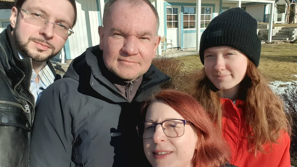 Eugene Temnikov och Mirela Dobre har tagit emot Maksym och Dasha Prokopalo.