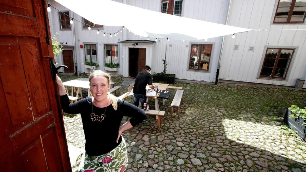 Sommarkaféet ska vara öppet under tre veckor och sista dagen arrangerar Stina Gunnarsson en modevisning i trä.