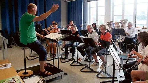 Musikkåren övar för fullt inför resan inne på Kulturskolan.
