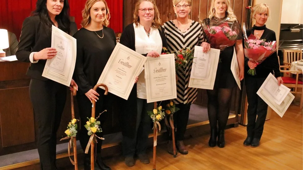 Fyra personer från vänster mottog sina gesällbrev i tordags kväll: Sofia Höög-måleri, Frida Johansson-frisör, Annika Kaspersson Nilsson-konstinramning, Elsie-Marie Pihl-konstinramning. Två personer till höger mottog mästarbrev: Therese Karlsson-frisör och Carina Nilzén-frisör. Foto: Liselotte S Johansson
