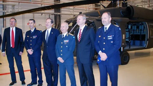 Generaldirektören för FMV Gunnar Holmgren, flygvapeninspektör Micael Bydén, USA s ambassadör Zbigniew Brzezinsk, överbefälhavaren Sverker Göranson, försvarsminister Sten Tolgfors och chefen för Helikopterflottiljen Magnus Westerlund. Foto: Patrik Ekström