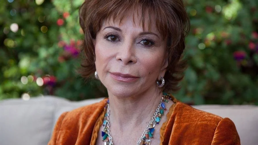 Isabel Allende, född 1942, debuterade 1984 med romanen "Andarnas hus". Hennes far var kusin till den störtade chilenske presidenten Salvador Allende.
