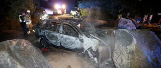 Körde in i sten - bilen började brinna