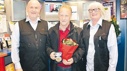 Leif Bogren gratulerades av Lennart Skoglund och Britt Cronzell.