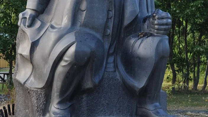 Fabian Månsson. Staty i hemtrakten Hasslö.