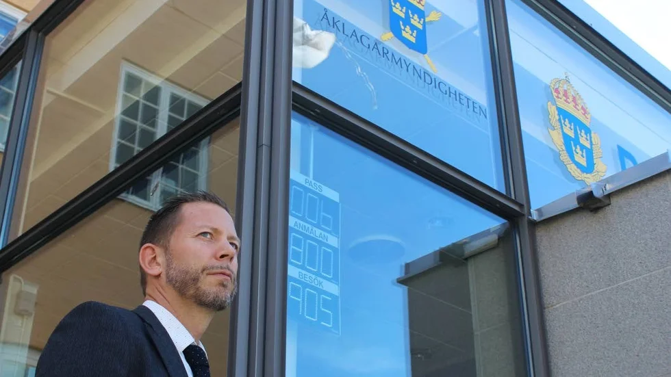 Pär Andersson, chefsåklagare vid åklagarkammaren i Linköping, säger att åklagarkammaren vanligen brukar hantera 220 pågående förundersökningar. Nu är antalet uppe i 330, vilket beror på att polisen inte hinner utreda alla brott.