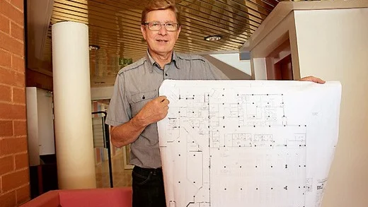 Johnny Sigvardsson är glad att man äntligen har börjat byta ut den gamla ventilationen i Centrumhuset.
