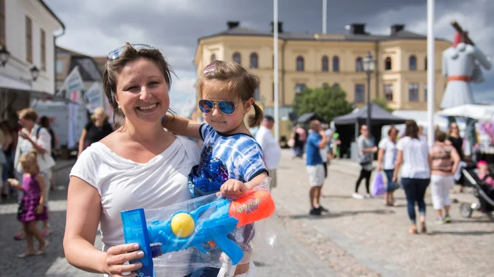 Fynd. Linnéa Cederbom, 3, visar upp vattengeväret som hon inhandlat under dagen. Mamma Linda och resten av familjen är på besök från Stockholm där de bor, berättar de. "Det är tradition att komma hit", säger Linda Cederbom.
