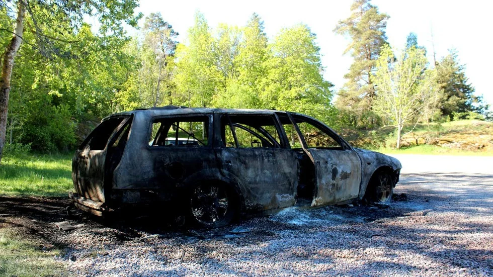 Utbränd Ford Mondeo vid Hjulsbrobadet.