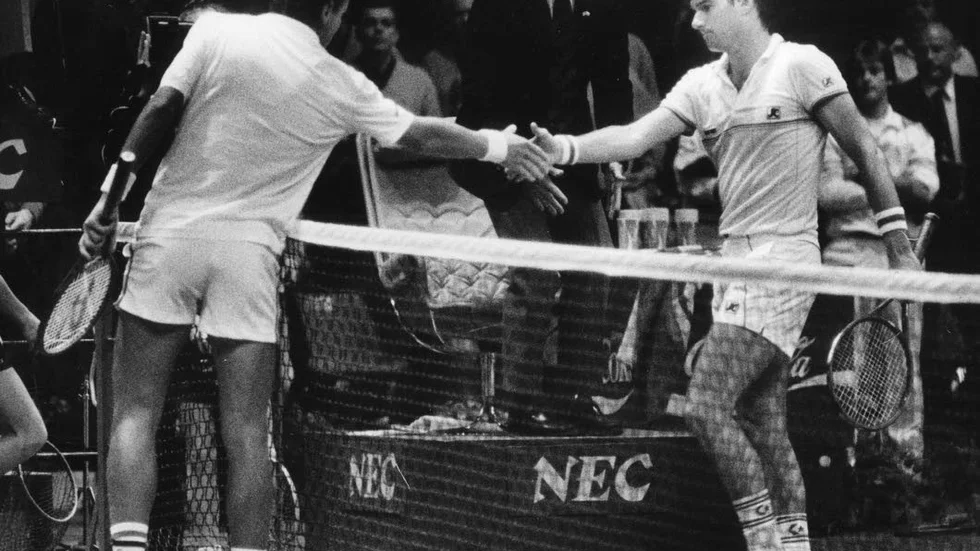 Göteborg 1984. Mats Wilander tackar en utklassad och butter Jimmy Connors för matchen.