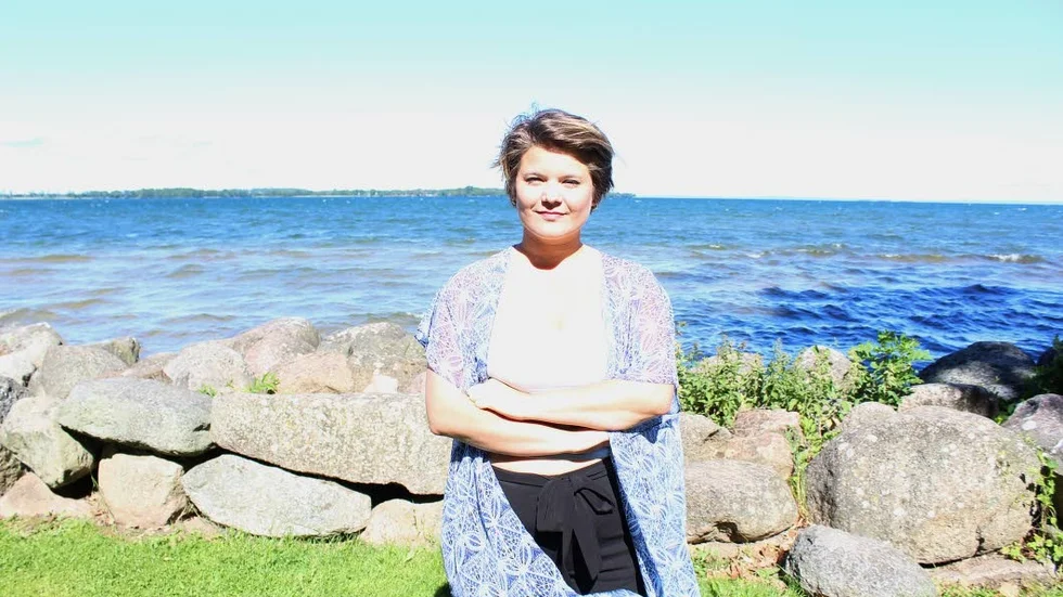 Tillbaka. Rebecka Elsgard är tillbaka vid Vättern efter några år i Malmö. "Det är en väldigt bra skola här", säger hon om Vadstena Folkhögskola.