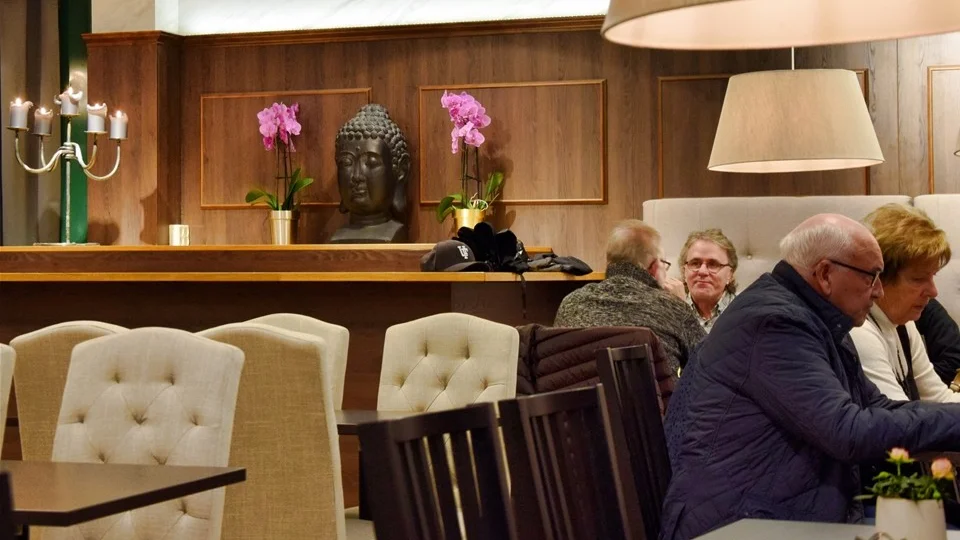 Det är en mycket trivsam interiör och bekvämt ljus på Caféet i Åtvidaberg. Foto: Morgan Karlsson