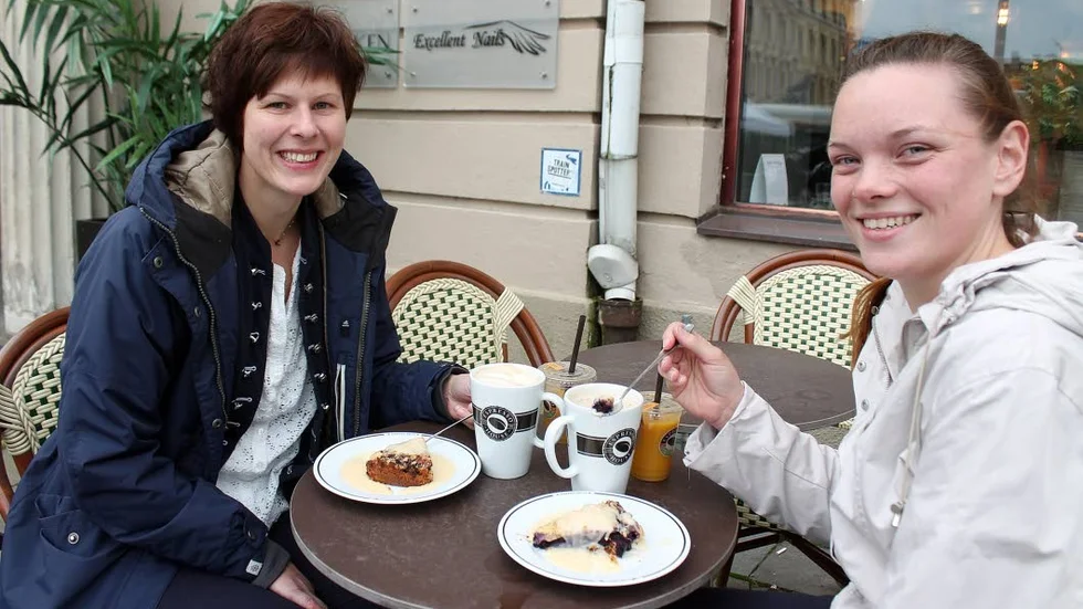 Sara Fritzsche, till vänster, och Viktoria Karlsson är inte så nogräknade med kosten, erkänner de